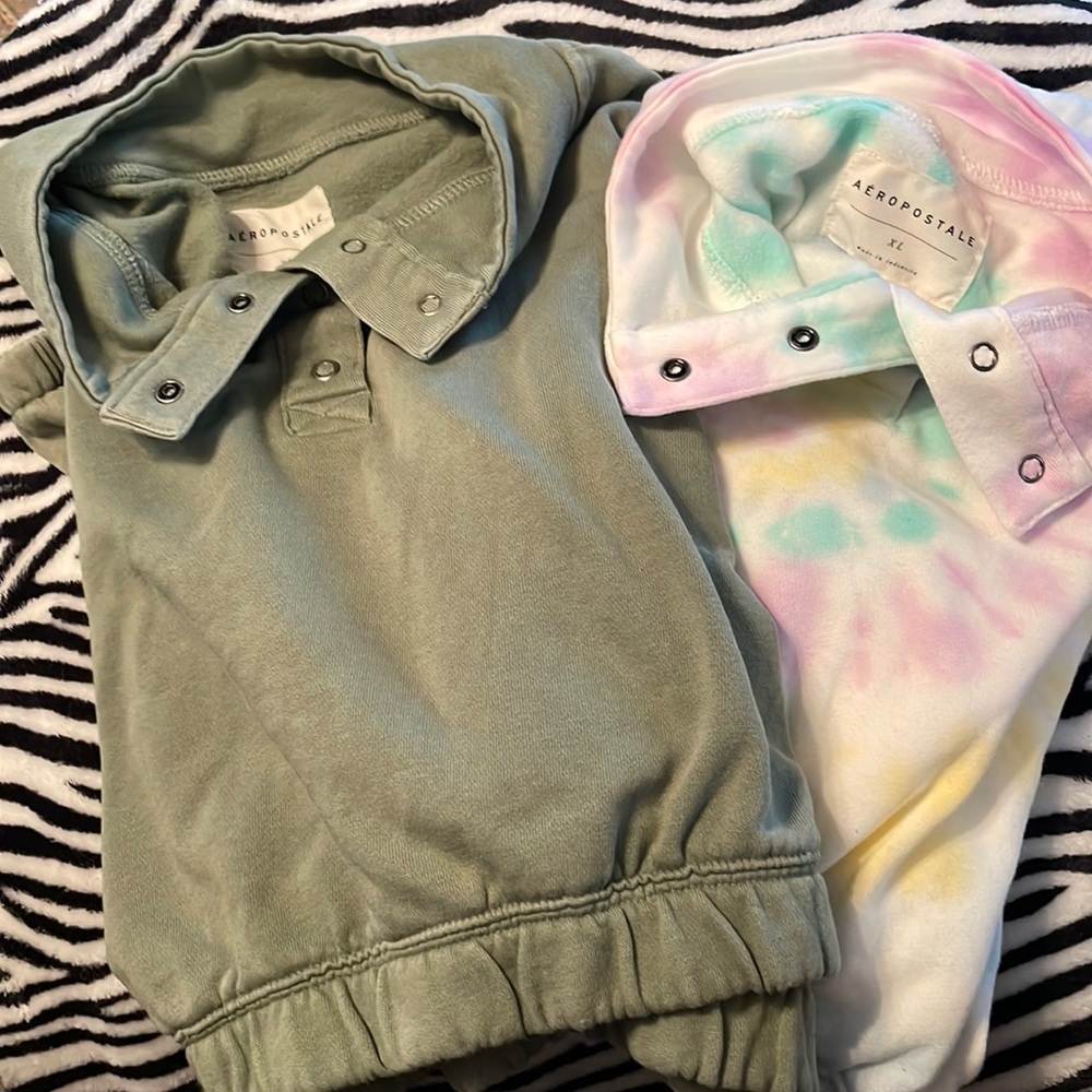 Aeropostale cropped light sweatshirts. New without tags. Size xl.